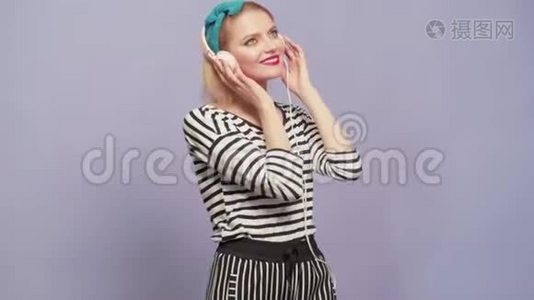 老式管家女人用耳机听音乐。 复古把女女家庭主妇穿着五颜六色的上衣。视频