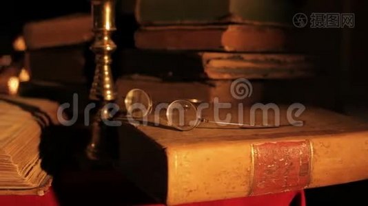 壁炉前的旧书和眼镜。视频