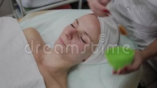 专业美容师在病人脸上戴`面具。视频