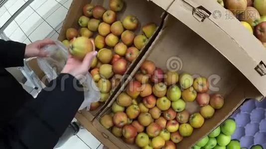 在杂货店市场上挑选新鲜有机苹果的女人。 纯有机食品，素食..视频