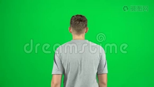 他去打电话，ChromaKey。 背面视频