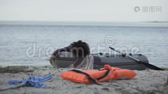 痛苦的女人躺在船上等待救援，幸免于暴风雨，自然灾害视频