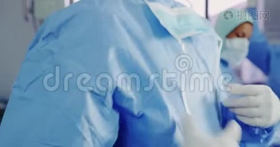 医院手术室戴口罩的白种人男医生的特写视频