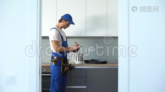 男子写房屋维修帐单，丈夫一小时，维修服务视频