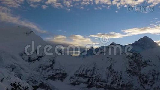 马卡鲁山在日出。 从山顶俯瞰。 尼泊尔喜马拉雅山视频