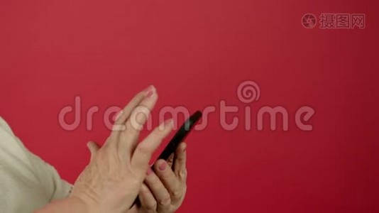 高级女性在智能手机屏幕上滚动的部分视图视频