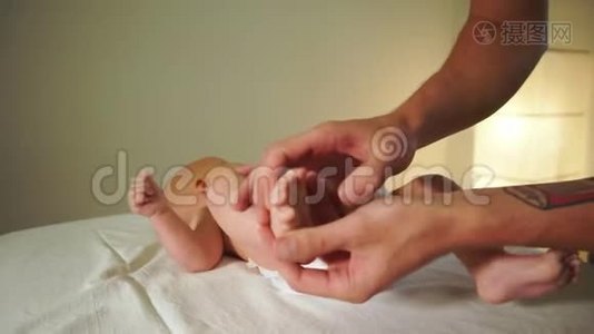 小心按摩师的手按摩小宝宝的脚视频