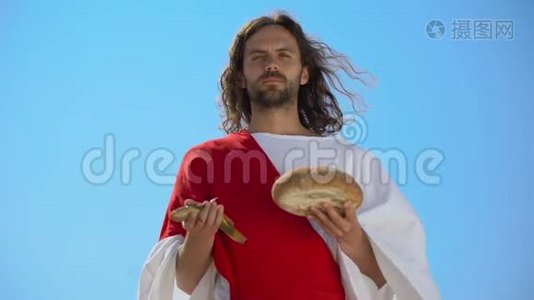 耶稣展示鱼和面包，圣经故事，关于喂养成千上万的奇迹视频