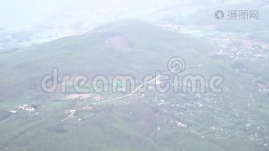 美丽的风景，山丘和村庄，取自高空视频