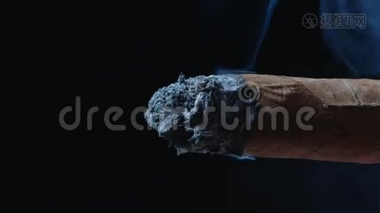 蓝色吸烟古巴雪茄视频
