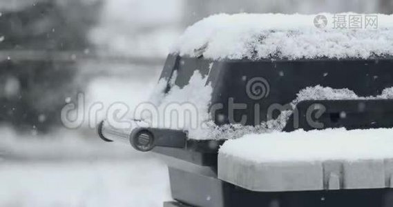 冬季下雪，关闭烧烤，秋季假日，降水天气视频