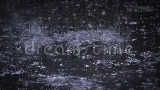 大雨倾盆，大雨倾盆，玻璃后面的暴雨。视频