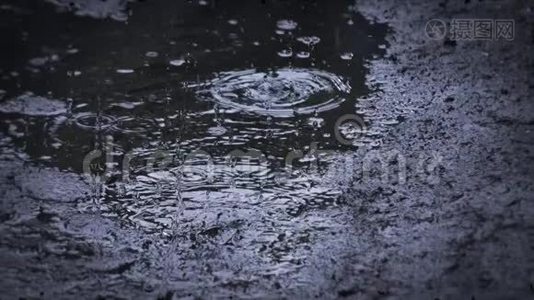 大雨倾盆，大雨倾盆，玻璃后面的暴雨。视频