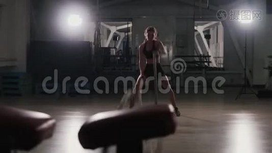 肌肉发达的女孩用绳索训练健身视频