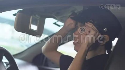 微笑的亚洲警察女士在巡逻车上调整驾驶座帽子视频