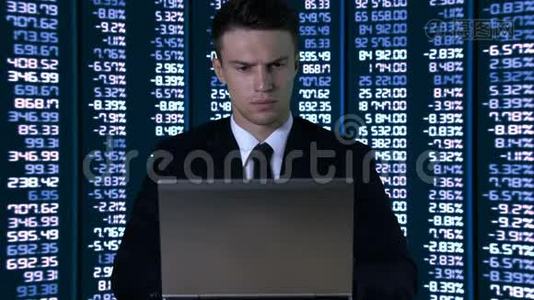 穿西装的人在笔记本电脑上发短信，背景是数字数据变化视频