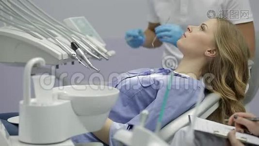漂亮女人`牙科诊所检查牙齿视频