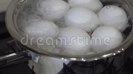 在煤气炉上用开水煮鸡蛋. 早餐烹饪视频