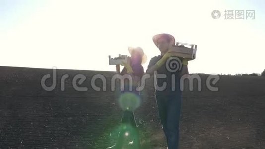 两个农民在一片麦田里对着蓝天说话。 一群农民站在麦田里，用平板电脑控制视频