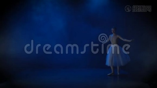 穿着白色芭蕾舞裙的可爱芭蕾舞演员表演古典芭蕾。 慢动作。视频