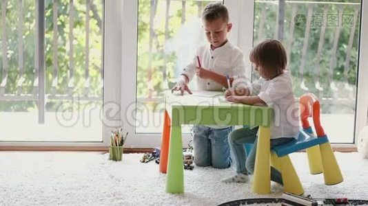 两个孩子在家一起用彩色铅笔画画视频