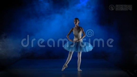 芭蕾舞演员在图图做跳跃动作。 慢动作。视频