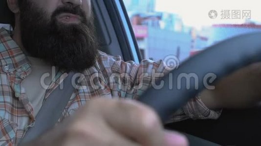 疲惫的中年男性司机在交通上头痛，揉着太阳穴视频