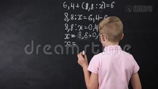 小学生想在黑板附近解决数学练习，小学教育视频