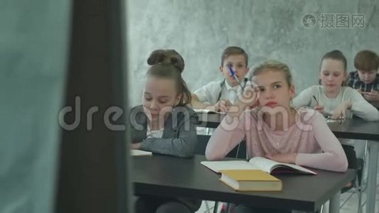 上课不高兴的女学生听老师讲课视频