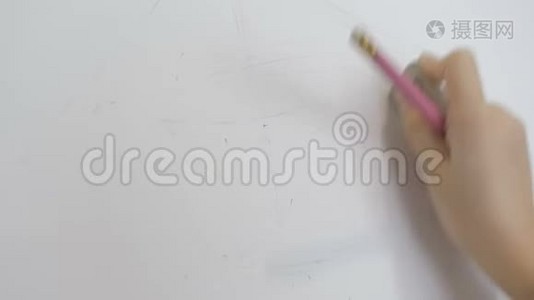 儿童`的手用铅笔画一幅画视频
