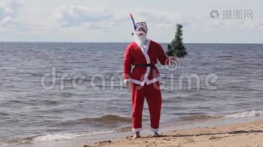 圣诞老人在海滩上跳舞新年圣诞树圣诞节视频