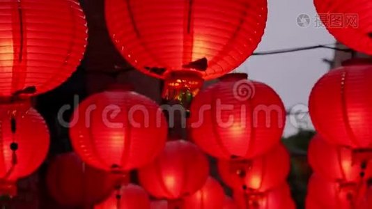 晚上走在中国传统的街道上，挂着漂亮的圆红灯笼，摇曳着，农历新年的概念f视频
