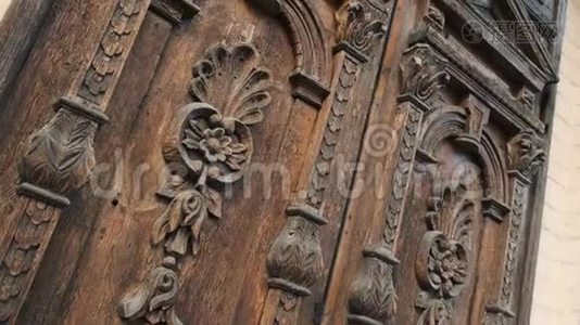 一座美丽的古建筑的古老木门。 木质结构的门。 关门视频