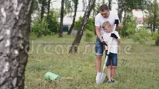 欧洲父子开始在公园挖洞视频