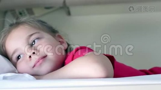 一个小女孩在开车时往窗外看视频