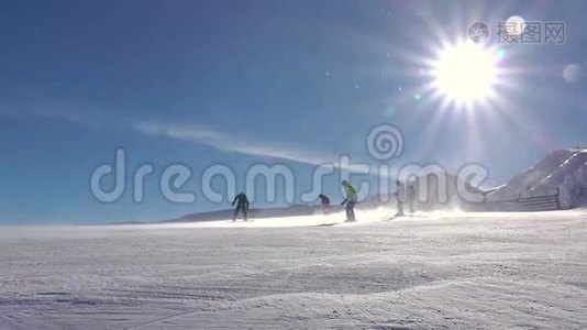 滑雪，暴风雪和太阳。 动作缓慢视频