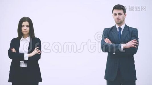 商务男女站着，双手交叉，神情中带着自信的表情..视频