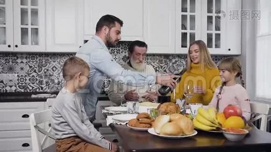 喜结良缘的一家人在节日的餐桌上聚在一起庆祝感恩节，而有魅力的男人则蜂拥而至视频