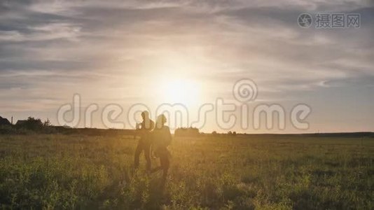 一男一女在日落时分发射了一架飞机。视频