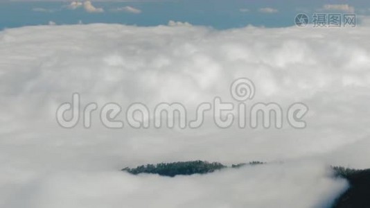 在加那利群岛，经过艰难的徒步到达泰德火山顶部后，云层上方。 艰难的一天徒步到火山峰的顶端视频