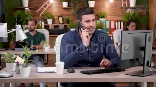 办公室工作人员在现代化舒适的办公室里打电话视频