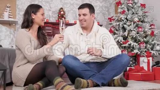 在圣诞前夜，一对美丽的白种人夫妇戴着香槟碰杯视频