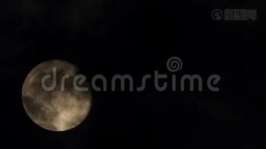 夜晚的月亮黑暗的天空（时间流逝）。视频