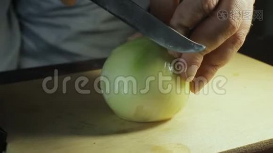 把洋葱切成小块，用刀子在木板上煎视频