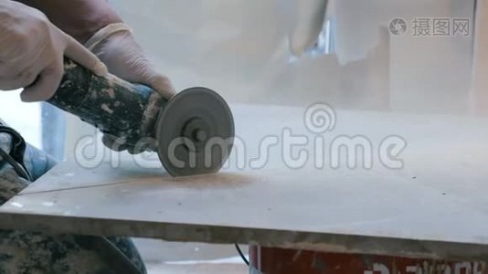 工人在施工现场用角磨机切割瓷砖视频