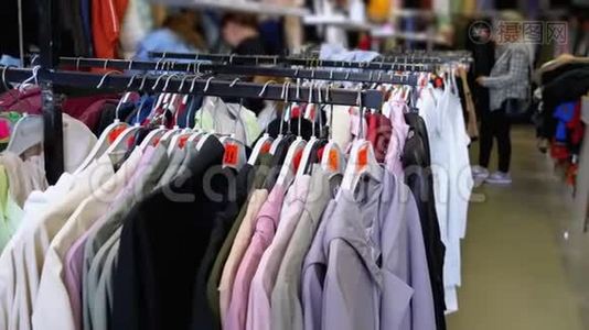 服装店。 各种衣服挂在橱窗里. 买家选择视频