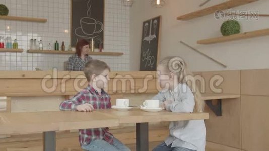 在自助餐厅开会时交流的孩子们视频
