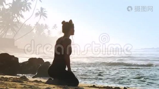 穿黑色运动服的运动女孩练习瑜伽姿势鸽子视频