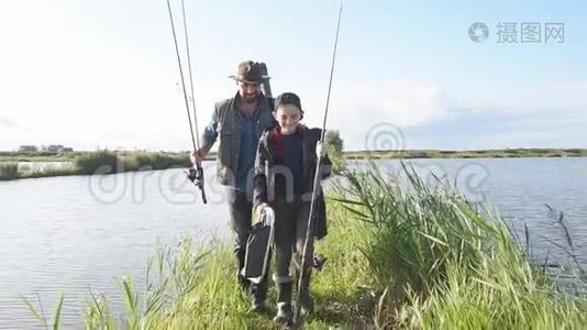 第一个钓鱼的成年父亲和十几岁的儿子。视频