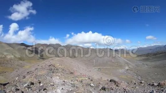 时间流逝的云流过蓝天上的雪山，格鲁吉亚，高加索。 山区视频